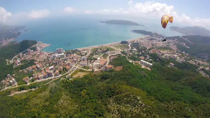Instructor and passenger preparing for tandem take-off above Budva